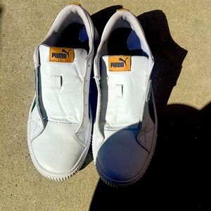 Men’s White pumas 9.5